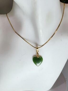 TRUE VINTAGE Estate Gold Chain Necklace with Green Emerald Heart Stone Pendant.